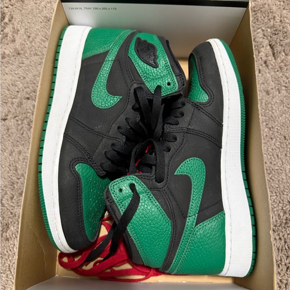 Authentic Jordan 1 Retro High GS ‘Pine Green 2.0’ - Picture 2 of 8